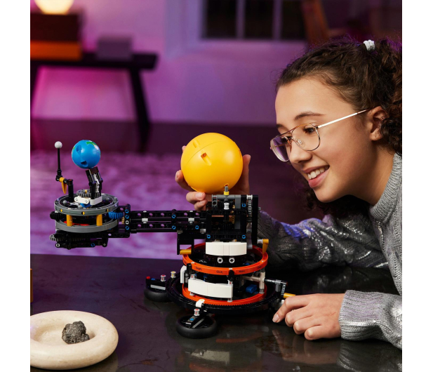 LEGO Technic 42179 Planeta Ziemia i Księżyc na orbicie - 1220588 - zdjęcie 12